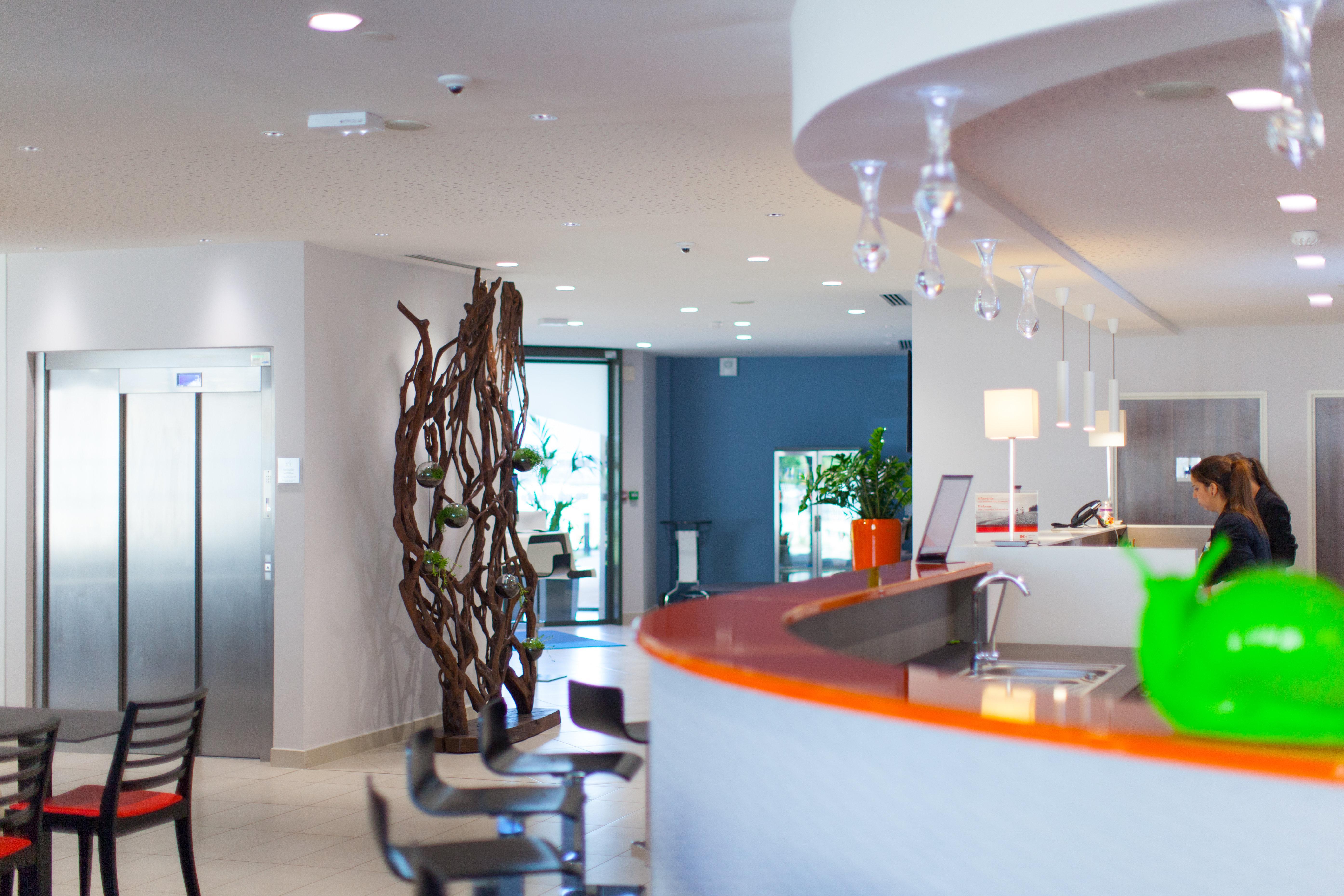 Express - Est By Ihg Hotel Tolone