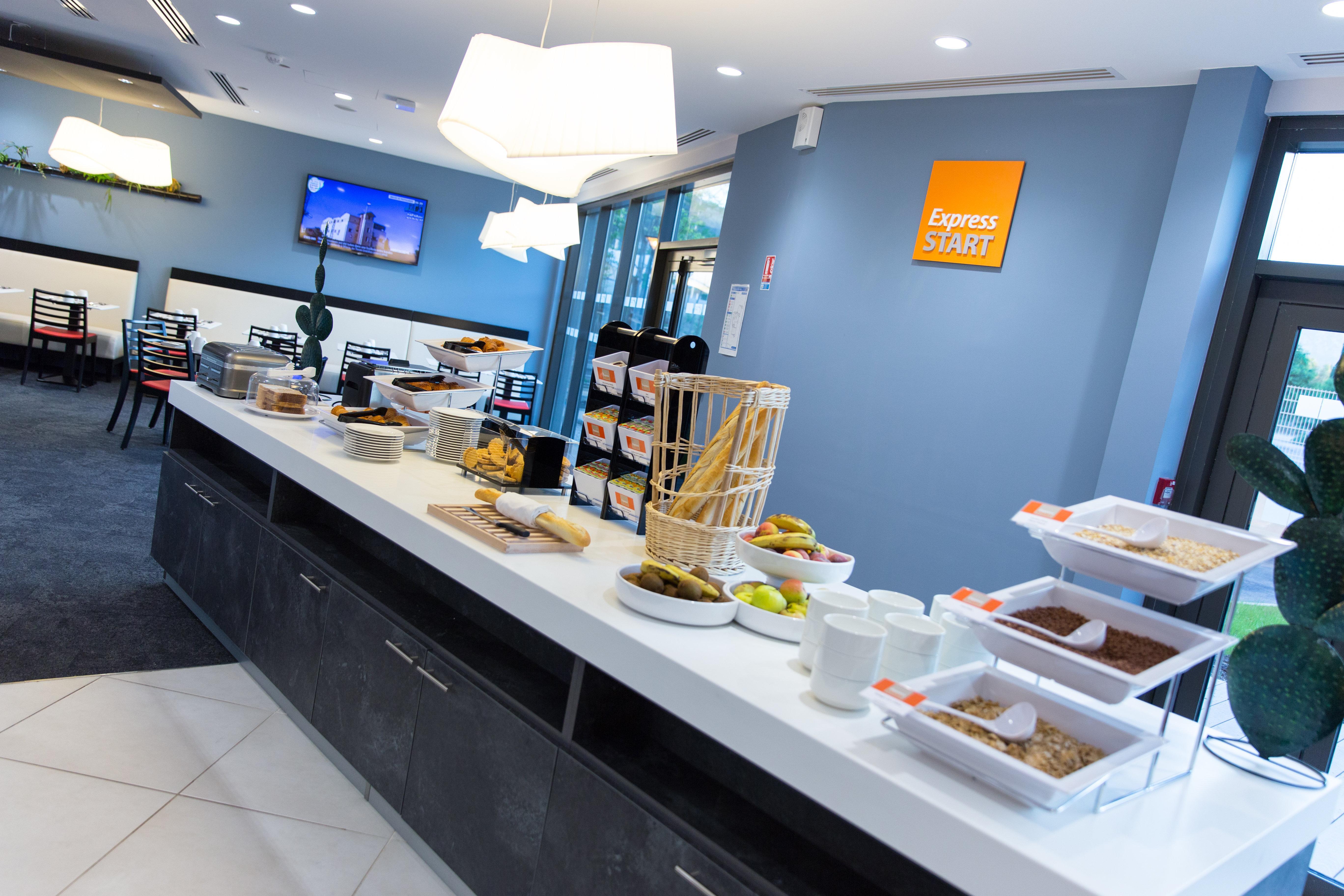 Express - Est By Ihg 3*