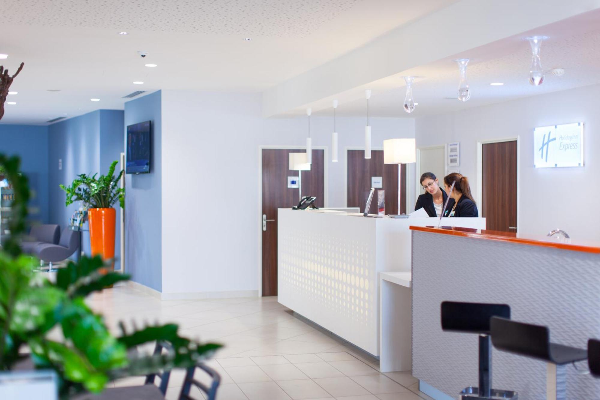 Express - Est By Ihg Hotel 3*